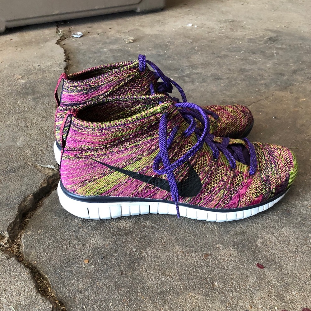 Men’s Nike flyknit chukkas.